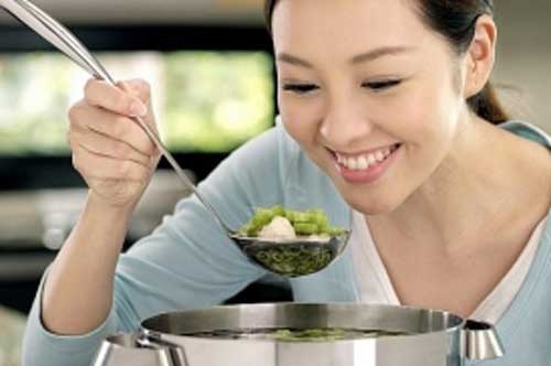 Chẳng may lỡ tay nêm canh quá mặn cũng đừng vội bỏ đi vì chỉ cần thêm thứ này canh lại thơm ngon hơn