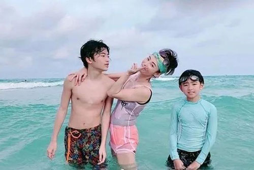 Con trai Trương Bá Chi sở hữu cơ bụng 6 múi ở tuổi 13