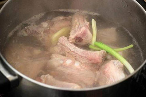 Dùng nước nóng hay lạnh để chần sườn khi sơ chế thì xương không hôi, tanh