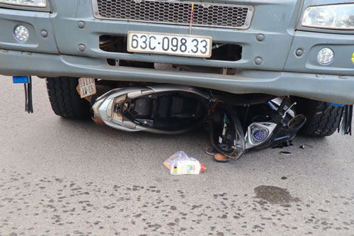 Ô tô tải cuốn xe máy vào gầm, 2 mẹ con tử vong