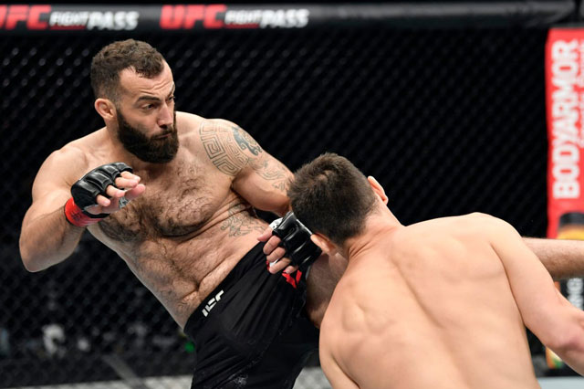 Cận cảnh cú lên gối ‘tuyệt phẩm’ khiến võ sĩ Nga ‘cắm đầu’ xuống sàn đấu