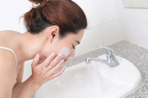 Bỏ ngay thói quen rửa mặt sai cách khiến mụn ngày càng nhiều