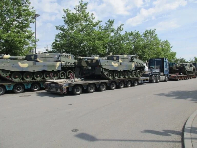 Lô xe tăng chiến đấu chủ lực Leopard 2A4 đầu tiên của Hungaria. Ảnh: Defence Blog.