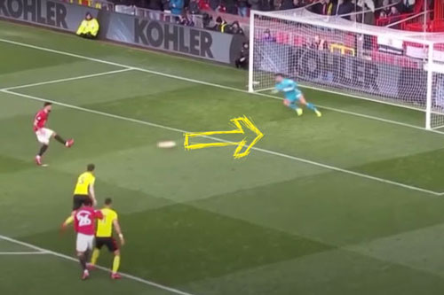 Tại sao Bruno Fernandes nhảy chân sáo khi đá phạt đền?