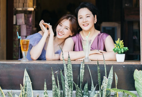 Hari Won lần đầu du lịch riêng cùng mẹ