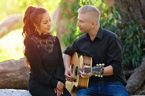 Nhạc công Mỹ đệm đàn cho Thúy Nga hát