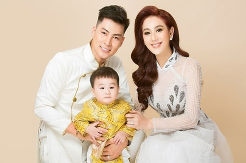 Lâm Khánh Chi kỷ niệm 4 năm yêu chồng trẻ