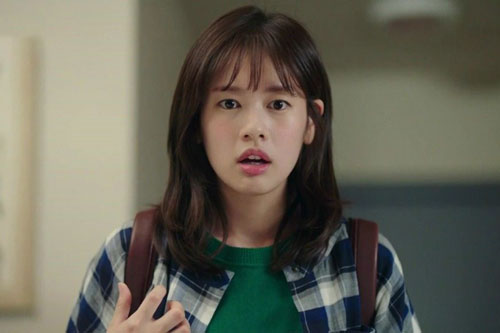 Mẹ chồng bỗng lên cơn đau tim, tôi lật đật đi tìm thuốc, nhưng mở ngăn kéo ra lại bị ám ảnh vì bức ảnh "lạ mà quen"