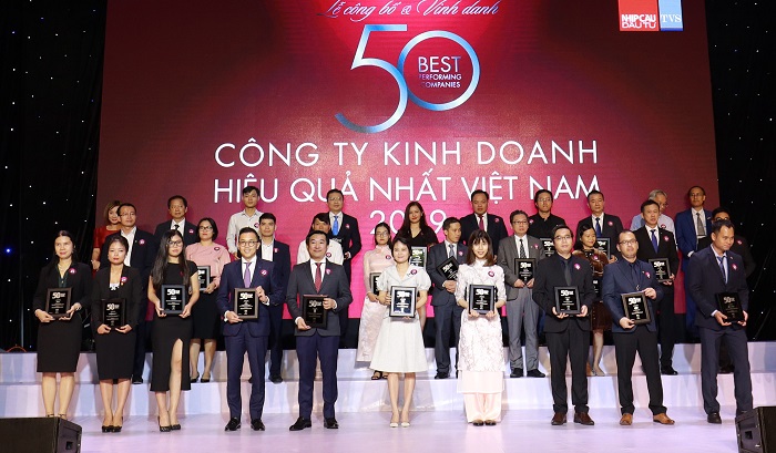 Ông Đỗ Thanh Tuấn – Giám đốc Đối ngoại Công ty Vinamilk (hàng đầu, thứ 5 từ trái sang) – tại Lễ vinh danh “Top 50 công ty kinh doanh hiệu quả nhất Việt Nam”