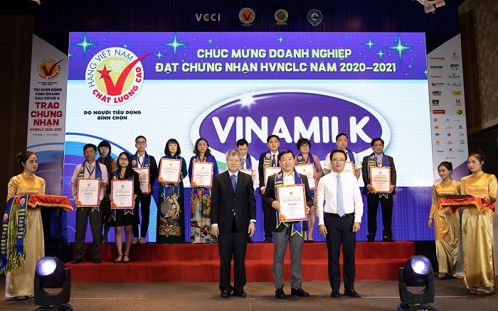 Ông Đỗ Thanh Tuấn – Giám đốc Đối ngoại Công ty Vinamilk – nhận giấy chứng nhận Hàng Việt Nam Chất Lượng Cao lần thứ 24