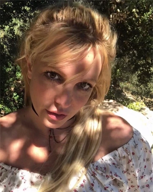 Britney Spears trẻ hơn với gương mặt không trang điểm, chỉ chuốt nhẹ mascara.
