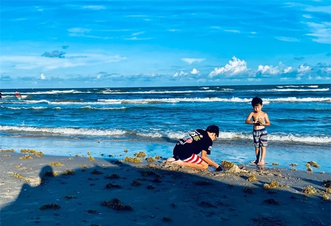 Địa điểm mà Hồng Ngọc chọn đưa con tới là bãi biển gần nhà. Dù không phải nơi các bé mong ước được tham quan nhưng chúng vẫn rất phấn khích tận hưởng kỳ nghỉ.