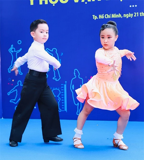 Không chỉ tham gia các bài kiểm tra kiểm tra sức khỏe, Kubi còn cùng chị Sâu trổ tài nhảy dancesport tại sự kiện.