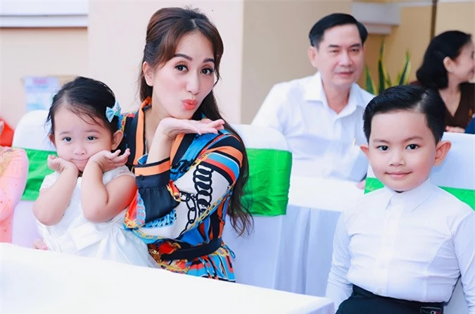 Khánh Thi cho biết, Kubi và Anna ban đầu rất vui vẻ, hợp tác và ngoan ngoãn. Thế nhưng, khi event diễn ra được 10 phút, cả hai bắt đầu khó chịu vì thời tiết nắng nóng.