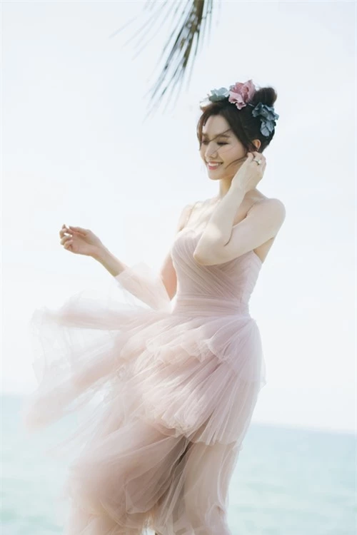Tranh thủ chuyến đi chơi cùng mẹ, Hari Won thực hiện bộ ảnh với những chiếc váy voan mỏng manh và tung bay trước gió biển.