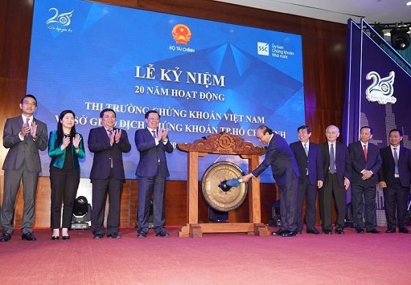 Thủ tướng Nguyễn Xuân Phúc đã thực hiện nghi thức đánh cồng kỷ niệm 20 năm hoạt động thị trường chứng khoán Việt Nam và Sở Giao dịch chứng khoán TPHCM
