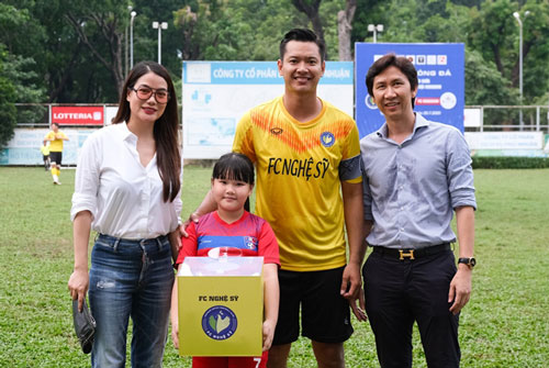 Trương Ngọc Ánh cổ vũ các nghệ sĩ đá bóng