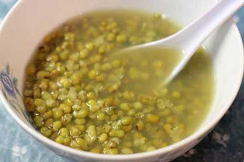 Nấu đậu xanh cho thêm thứ này vào uống sau 1 tuần da đen nhẻm cũng trắng bóc, mỡ thừa vòng 2 tiêu biến