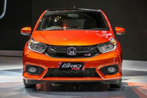 Honda Brio cho Toyota Innova ‘hít khói’