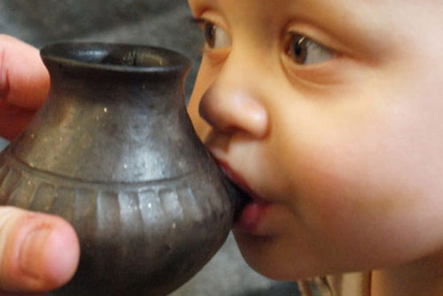 Thích thú với hình dáng bình sữa cho trẻ đã có cách đây 3.000 năm