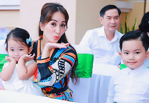 Hai con Khánh Thi quấy mẹ ở sự kiện