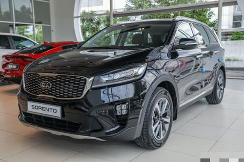 Hàng loạt mẫu xe giảm giá trăm triệu, kích cầu trước "tháng cô hồn"