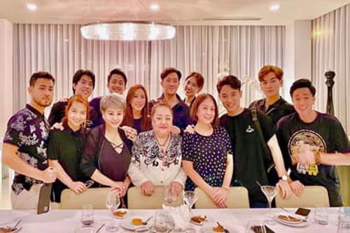 Hội bạn thân đình đám của Trấn Thành tụ họp diện đồ tông xuyệt tông, đi ăn từ 8 giờ tối đến tận 2 giờ sáng