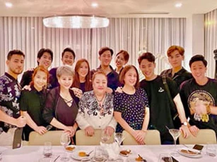 Hội bạn thân đình đám của Trấn Thành tụ họp diện đồ tông xuyệt tông, đi ăn từ 8 giờ tối đến tận 2 giờ sáng
