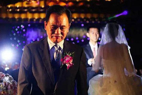 Mỗi lần sang chơi là bố vợ lại được nghe 'bài ca muôn thuở' của mẹ chồng, 'tức nước vỡ bờ' ông dắt con gái về rồi tuyên bố sốc