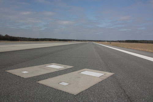 Bí ẩn đáng sợ về 2 ngôi mộ nằm “chình ình” trên đường băng sân bay