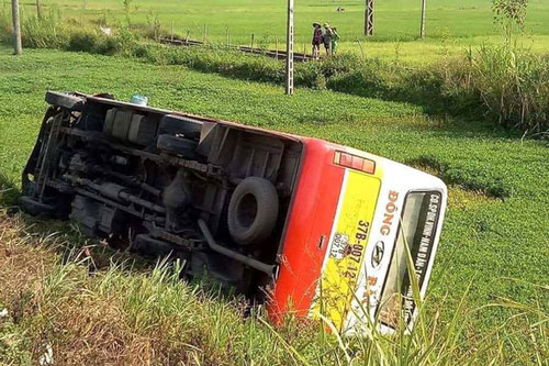 Va chạm với ô tô 4 chỗ, xe bus lật nhào