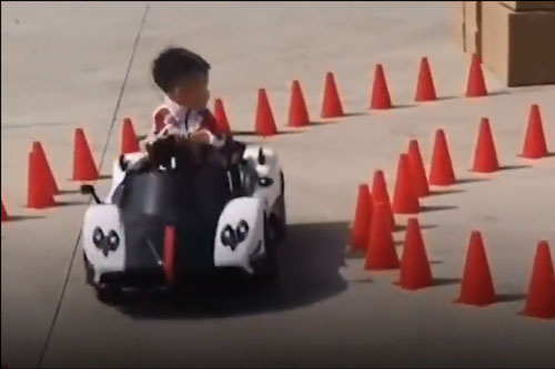 ‘Tay lái lụa’ 5 tuổi gây ‘sốt’ cộng đồng mạng với màn lái xe ‘siêu đỉnh’