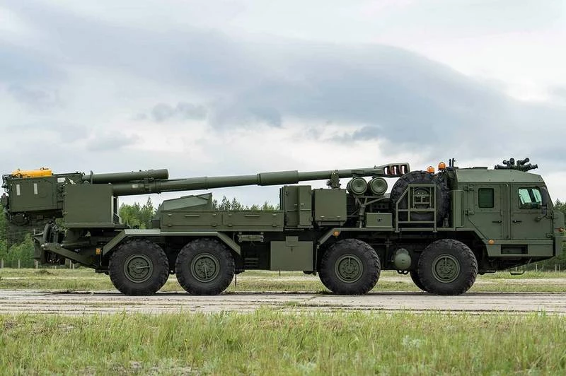 Pháo tự hành bánh lốp 2S43 Valma cỡ 152 mm. Ảnh: Topwar.