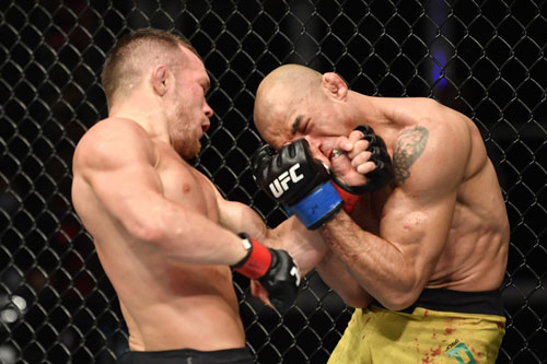 ‘Tẩn’ đối thủ cắm đầu xuống sàn đấu, võ sĩ Nga giành đai vô địch hạng lông UFC