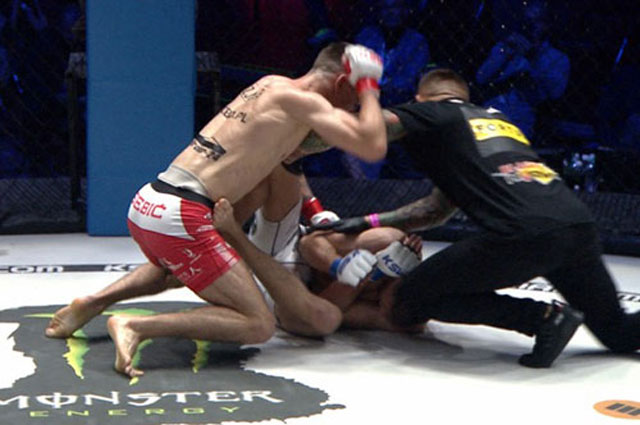 Võ sĩ Ba Lan tung cú đấm ‘búa tạ’ vào mạng sườn khiến đối thủ ngã ngửa