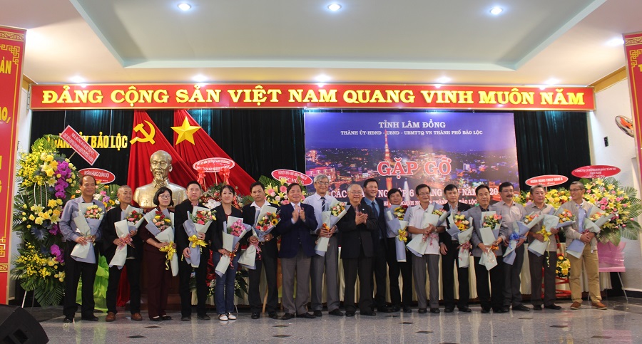 Lãnh đạo Hiệp hội Doanh nghiệp tỉnh Lâm Đồng, Thành uỷ, UBND TP. Bảo Lộc tặng hoa chúc mừng Ban Chấp hành Chi hội Doanh nghiệp TP. Bảo Lộc. Lãnh đạo Hiệp hội Doanh nghiệp tỉnh Lâm Đồng, Thành uỷ, UBND TP. Bảo Lộc tặng hoa chúc mừng Ban Chấp hành Chi hội Doanh nghiệp TP. Bảo Lộc.