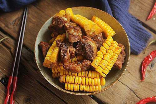 Thấy nàng dâu mới cho nguyên liệu này vào kho sườn, ai cũng cười chê, ngờ đâu khi ăn thử lại ngon không tưởng