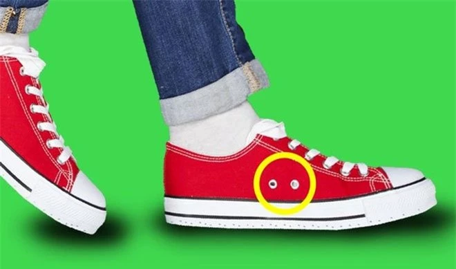 Tại sao giày Converse có lỗ ở bên?