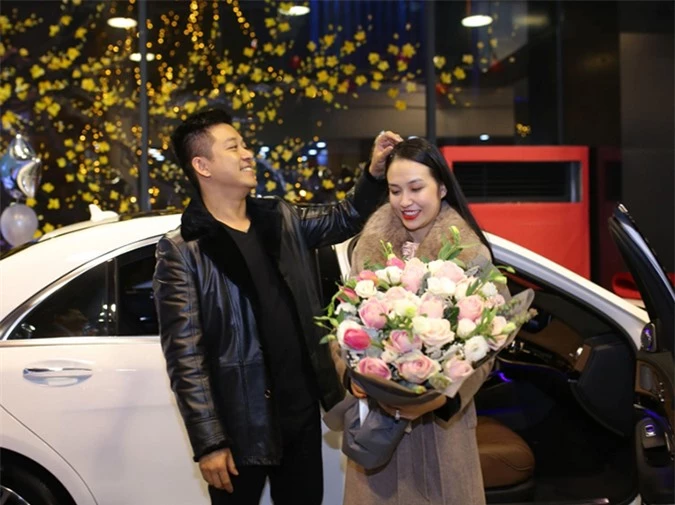 Đầu năm 2019, Tuấn Hưng còn mua tặng bà xã Hương Baby chiếc Mercedes-Benz S450L Luxury màu trắng ngọc trai trị giá hơn 5 tỷ đồng. Từ đó, Hương Baby dùng xe Mercedes-Benz để đi làm còn Tuấn Hưng thì thường xuyên di chuyển bằng Ferrari.