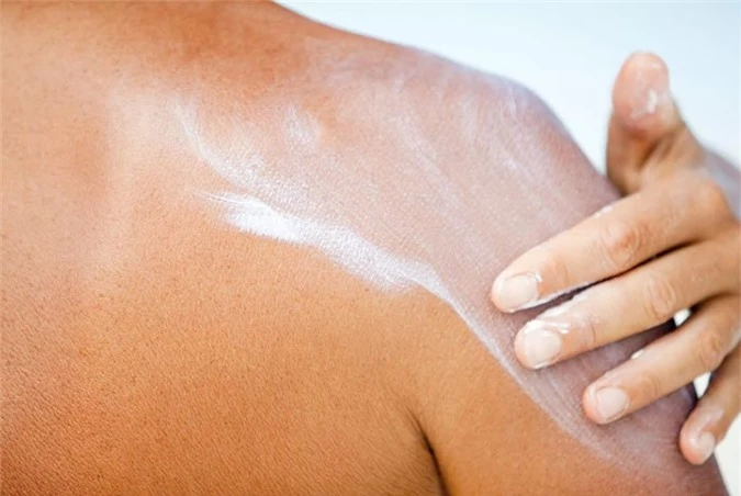 FDA tiếp tục khuyên mọi người nên sử dụng kem chống nắng để bảo vệ làn da.