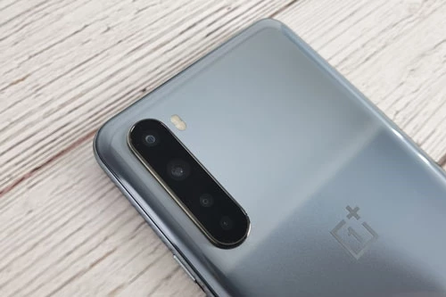 OnePlus Nord có 4 camera sau. Trong đó, cảm biến chính 48 MP, khẩu độ f/1.8 cho khả năng lấy nét theo pha, tích hợp công nghệ chống rung quang học (OIS). Ống kính thứ hai 8 MP, f/2.3 với góc rộng 119 độ. Cảm biến chiều sâu 5 MP, f/2.4 và ống kính macro 2 MP, f/2.4. Máy có 2 đèn flash LED, quay video 4K. 