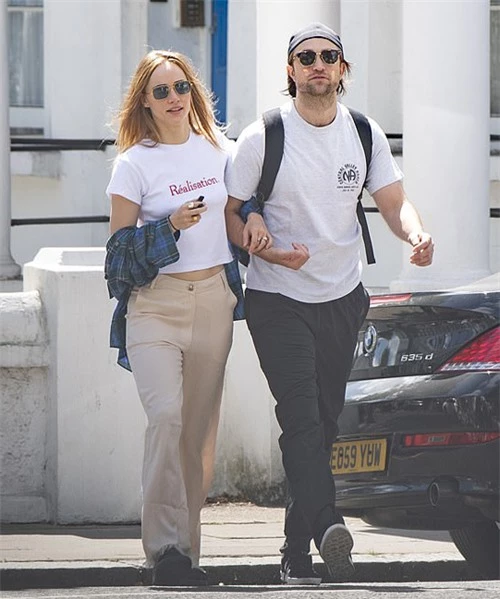 Suki Waterhouse và Robert Pattinson tay trong tay dạo phố London hôm thứ ba.
