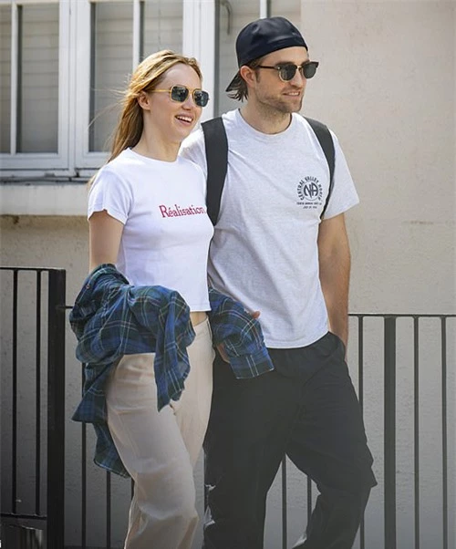 Tháng 12 năm ngoái, một số nguồn tin đã tiết lộ rằng Robert Pattinson đang lên kế hoạch cầu hôn bạn gái với những ý tưởng lãng mạn. Tuy nhiên cặp sao đều rất kín tiếng trước mối quan hệ của mình.