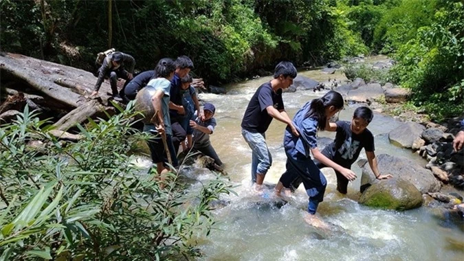 Đoàn phim lội suối để quay phim.