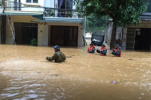 Cán bộ, chiến sĩ Bộ CHQS tỉnh Hà Giang tham gia khắc phục hậu quả mưa lũ (Ảnh: QĐND)