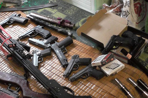 Lào Cai: Phát hiện kho dao, súng bán cho du khách ở cổng chợ Cốc Lếu