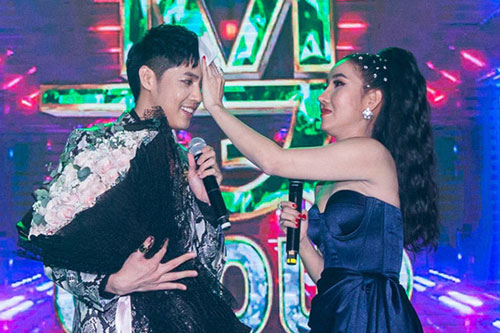 Noo Phước Thịnh được á hậu Thanh Tuyền lau mồ hôi
