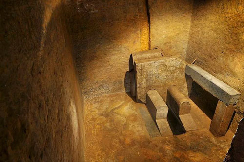 Phụ nữ cổ đại đã "giải quyết nỗi buồn" của mình như thế nào với những trang phục váy dài nhiều lớp và khi chưa có nhà vệ sinh?