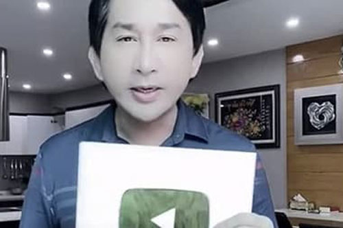 'Ông hoàng cải lương' Kim Tử Long hạnh phúc khi nhận nút bạc youtube