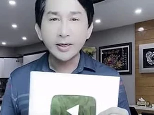 'Ông hoàng cải lương' Kim Tử Long hạnh phúc khi nhận nút bạc youtube